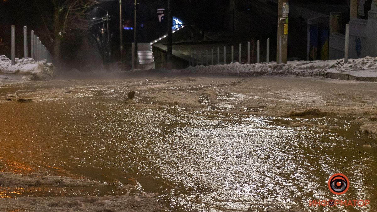 В Днепре из-под дома на Ефремова бежит вода: Крутогорный спуск превратился в реку