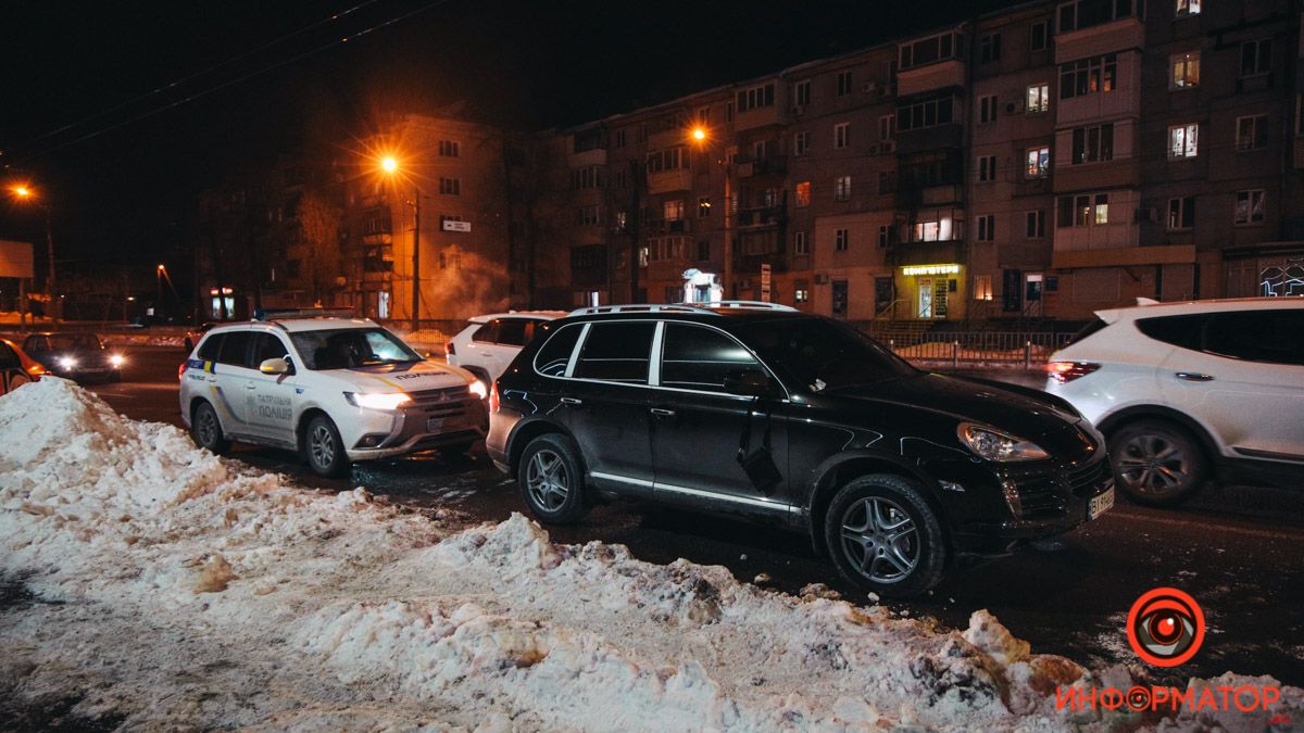 В Днепре водитель Porsche Cayenne наехал на патрульного и скрылся