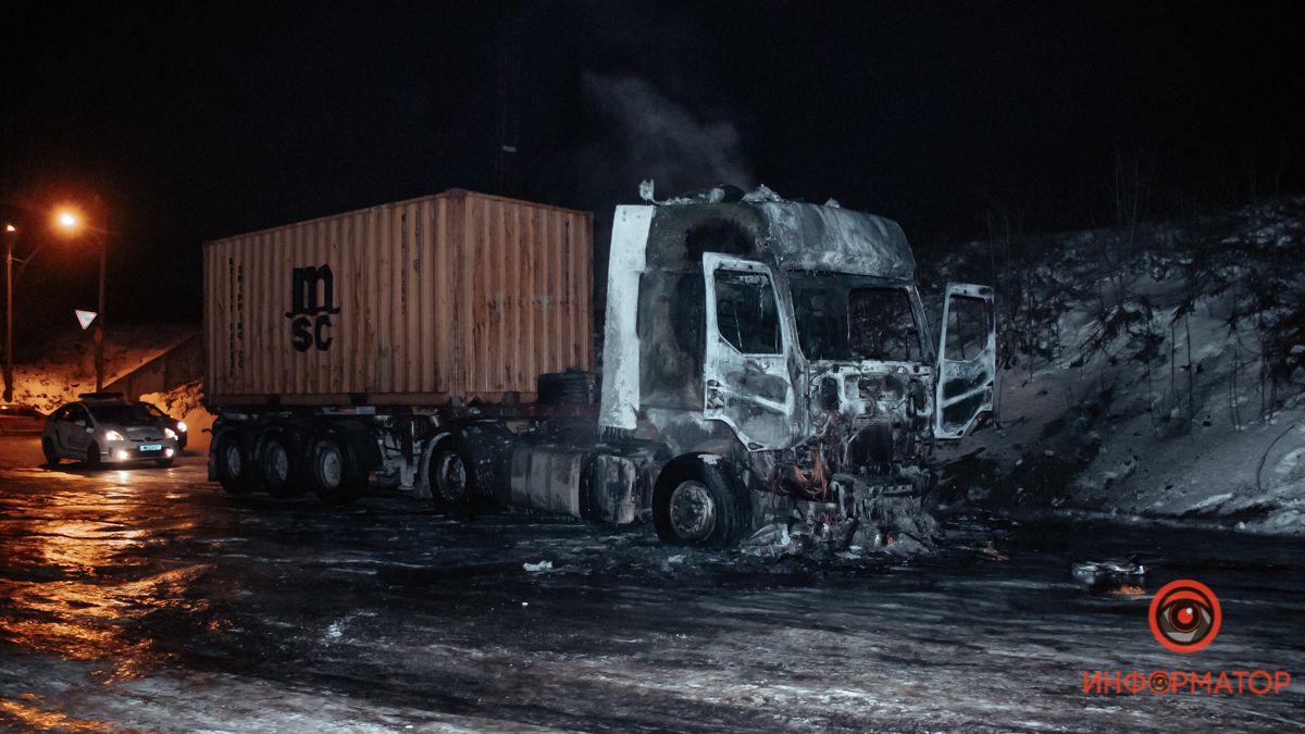 В Днепре на Хвылевого на ходу загорелась фура