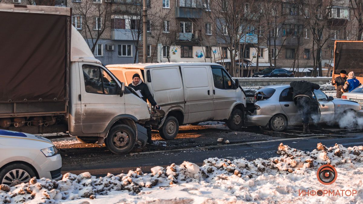 В Днепре на Богдана Хмельницкого столкнулись пять автомобилей: появилось видео