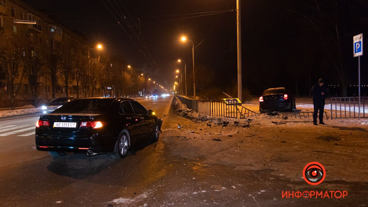 В Днепре возле «Поплавка» Skoda столкнулась с Honda и снесла ограждение: видео момента