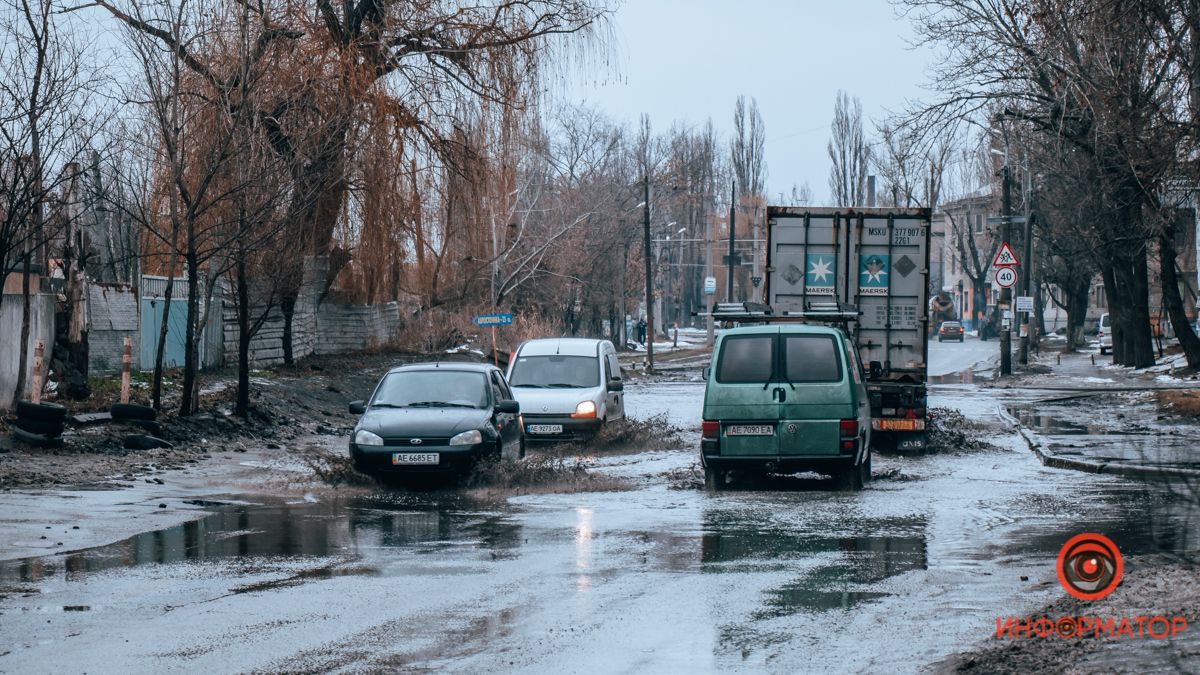 Внимание автомобилистам: из-за потепления на дорогах Днепра образовываются глубокие лужи