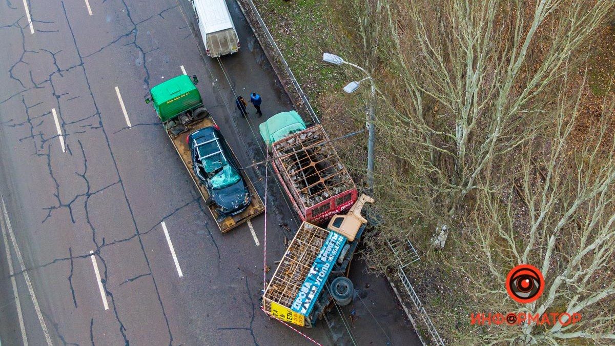 В Днепре на Запорожском шоссе Peugeot перевернул грузовик с дровами: видео момента аварии