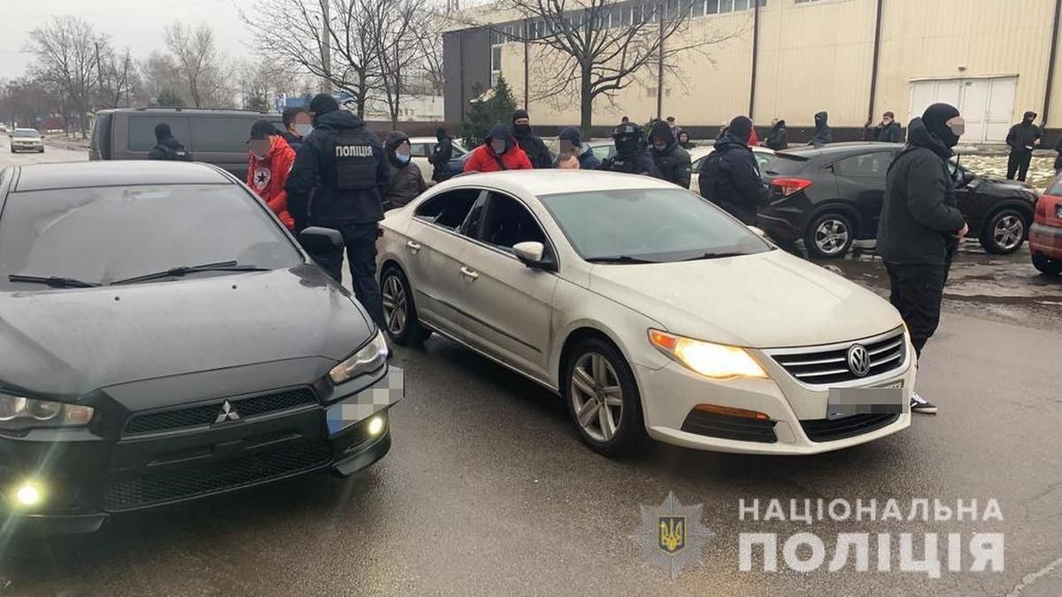 Мужчины вымогали от предпринимателя 20 тысяч в месяц: видео задержания