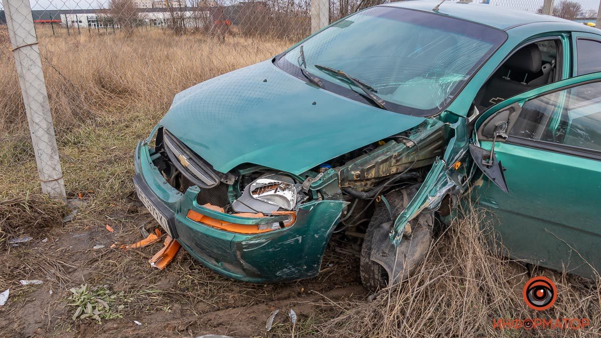 В Днепре на Яснополянской Chevrolet выехал на "встречку" и врезался в Mercedes Sprinter