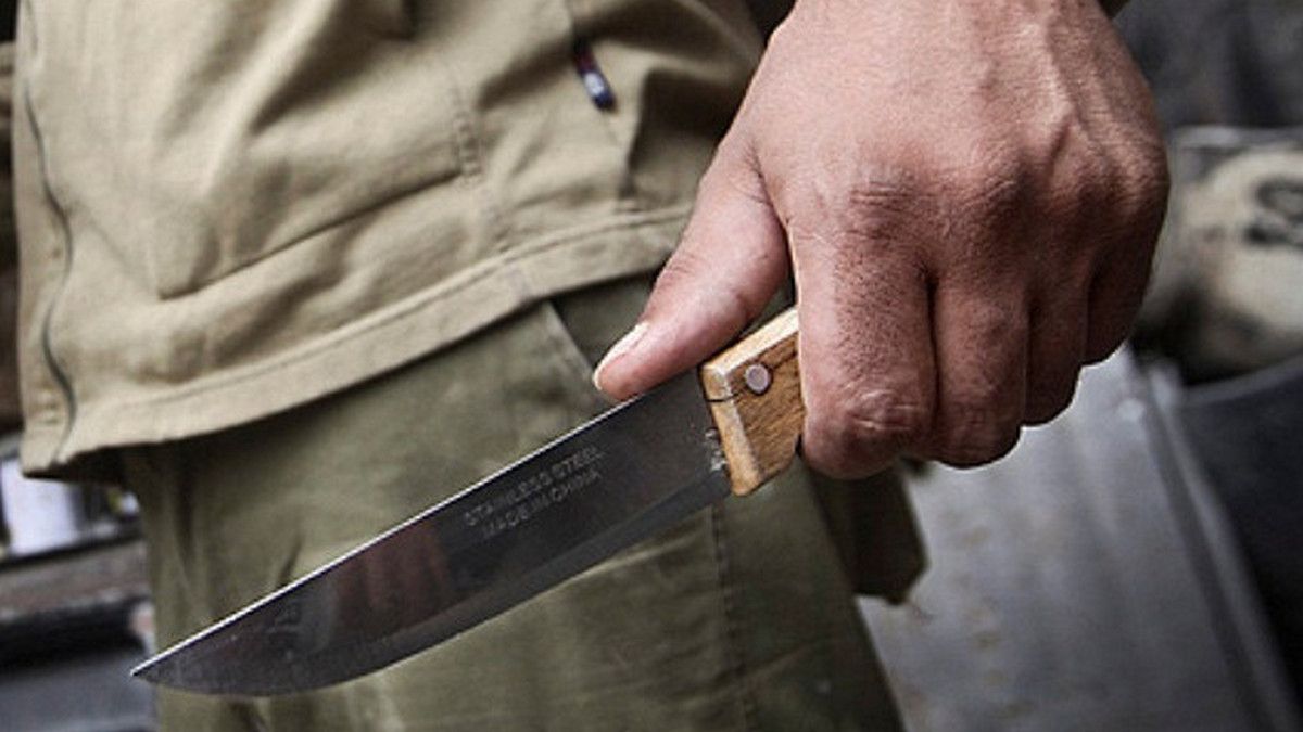 В Днепре мужчина всадил себе в сердце нож и пытался наброситься на отца