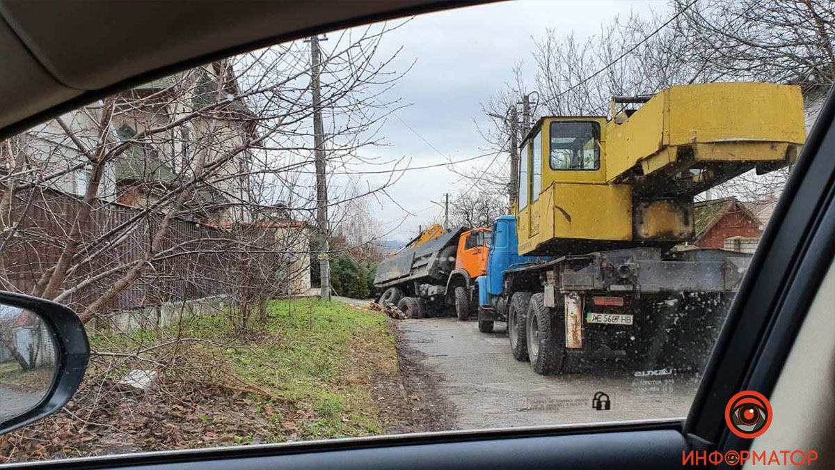 В Днепре на Танкистов разрастаются не засыпанные с ноября ямы