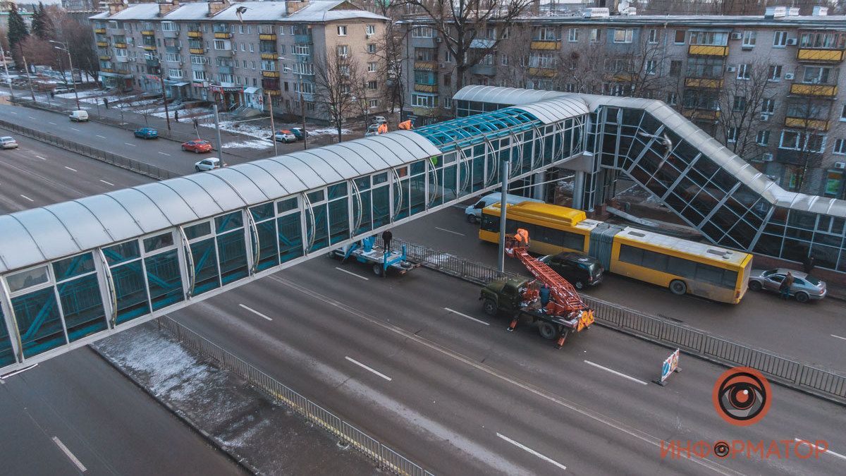 В Днепре на Слобожанском проспекте на крытом переходе сорвало часть крыши