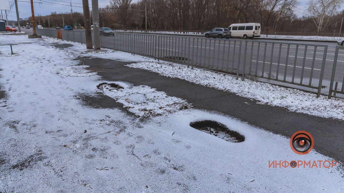 В Днепре на Набережной Заводской и на Харьковской провалился тротуар