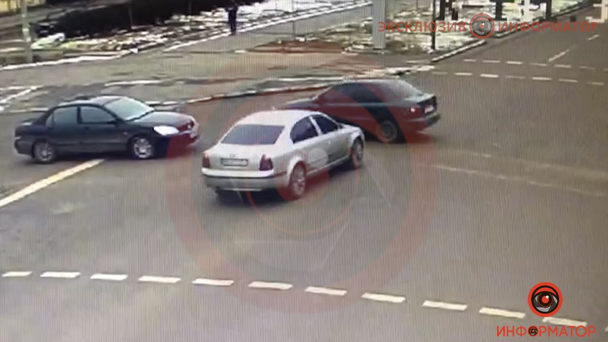 В Днепре на Поля столкнулись Daewoo, Mitsubishi и Skoda: видео момента