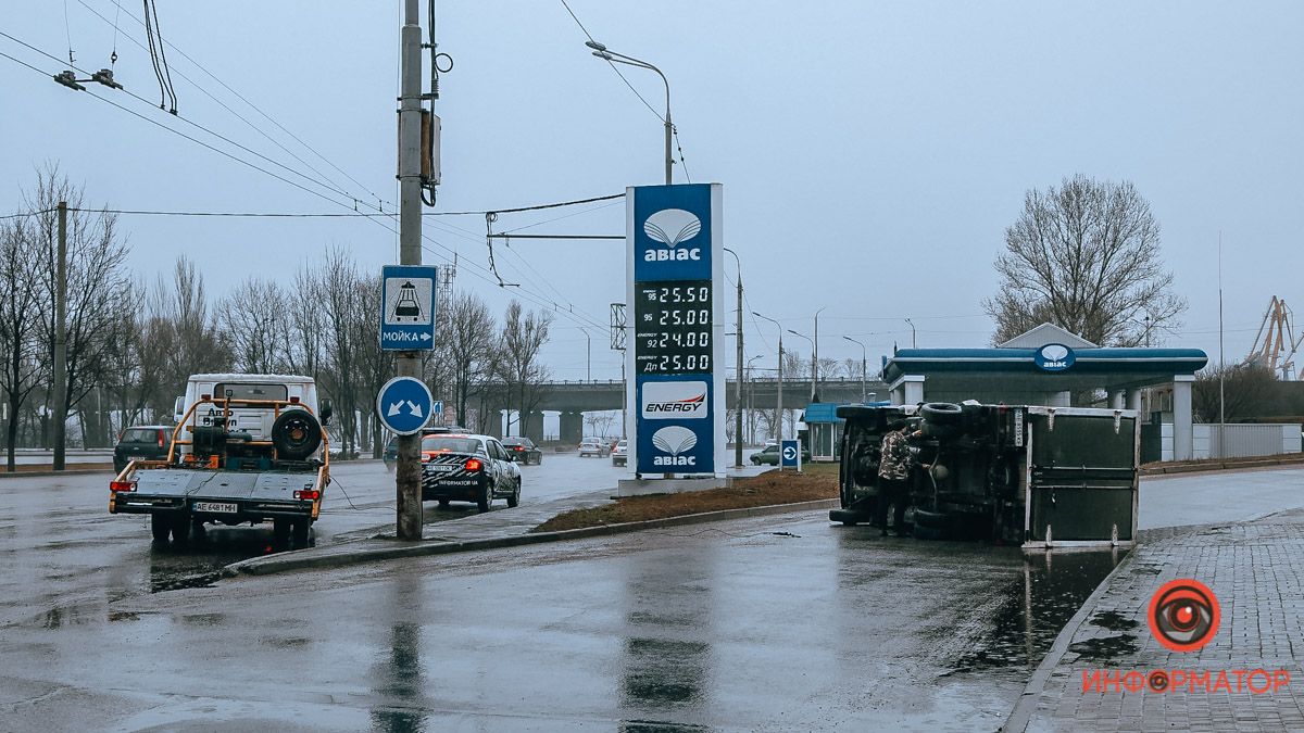 В Днепре на Набережной Заводской перевернулась ГАЗель