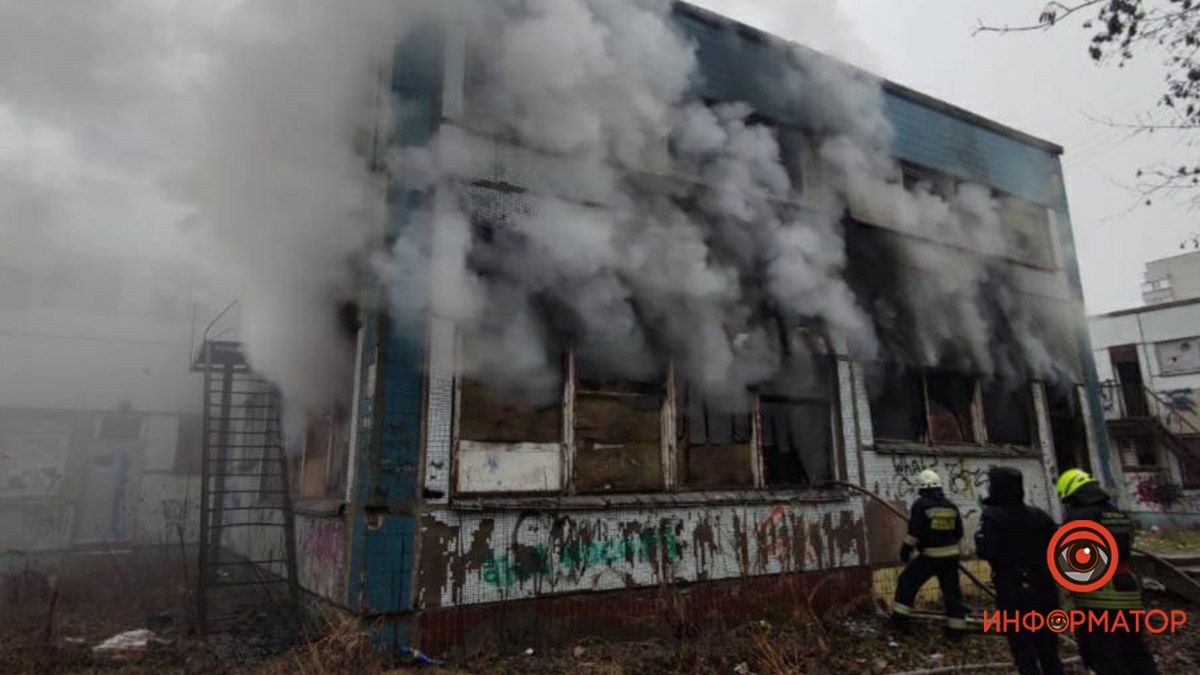 В Днепре на Тополе мужчина бросал в здание камни, а потом поджег его
