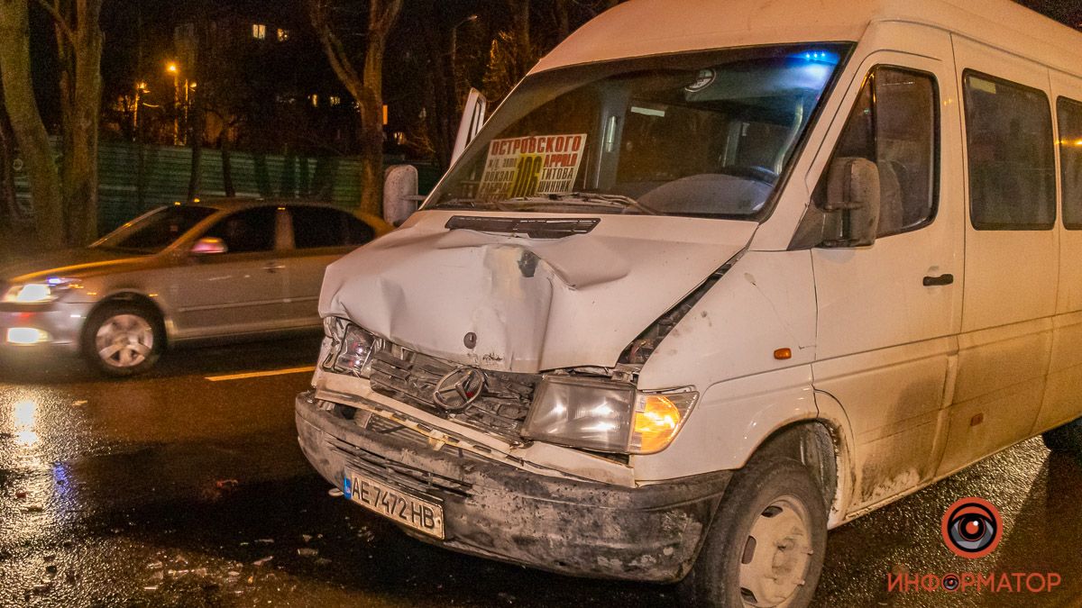 В Днепре на проспекте Хмельницкого столкнулись две маршрутки: пострадала девушка