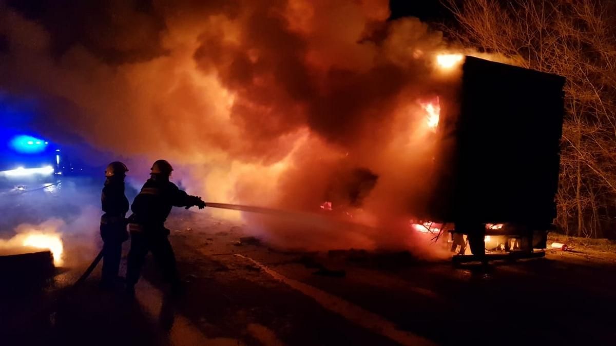 Под Днепром на трассе сгорел грузовик с маргарином