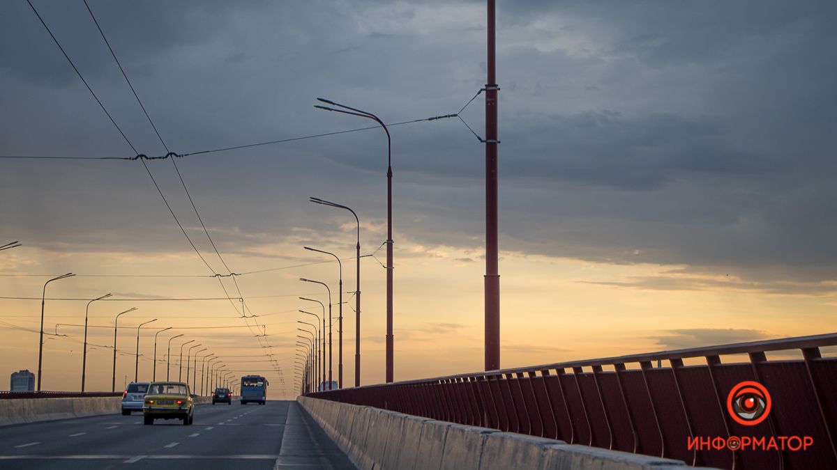 На Центральном мосту таксист спас женщину, которая пыталась покончить с собой: видео момента