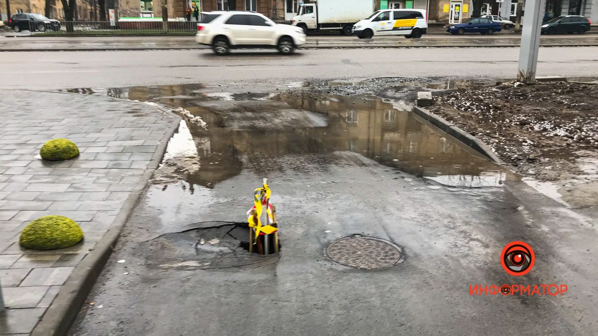 В Днепре возле улицы Рабочей начала проседать дорога