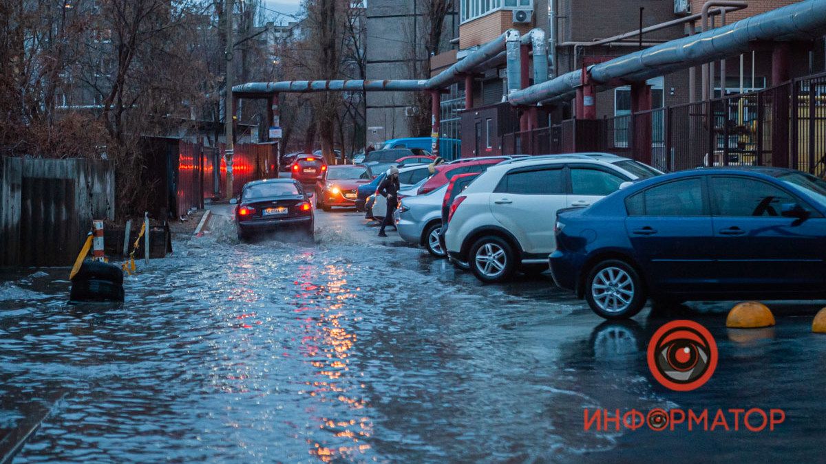 В Днепре из-за канализации затопило улицу Байды-Вишневецкого