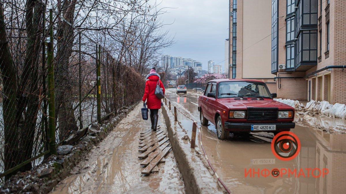 В Днепре улица Мандрыковская снова оказалась в глине