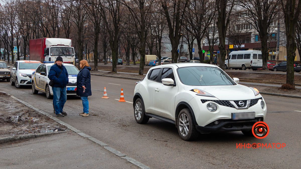 В Днепре на Рабочей Nissan задел мужчину: пострадавшего забрала скорая