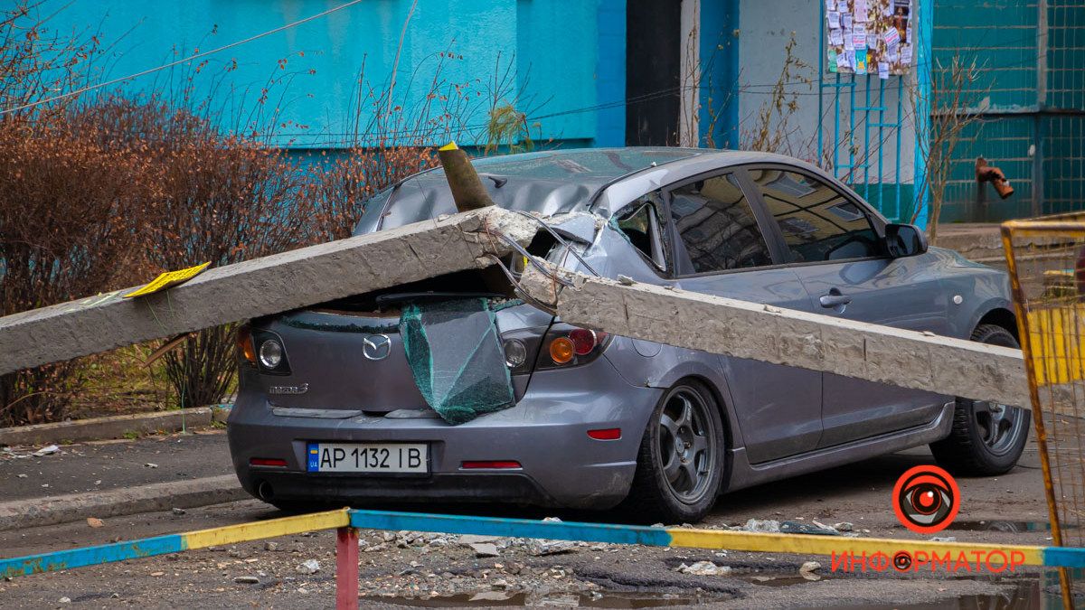 В Днепре на проспекте Героев столб упал на Mazda: видео момента