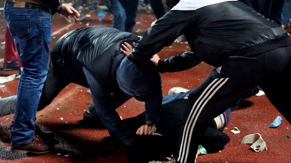 В Днепропетровской области двое парней угрожали пенсионеру ножом, избили его и отобрали деньги
