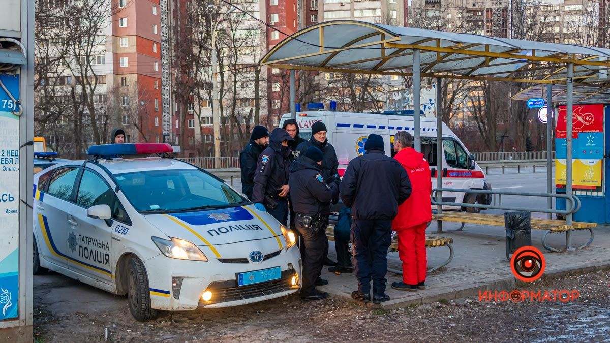 В Днепре на Запорожском шоссе мужчина умер, сидя на остановке