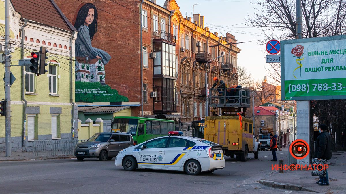В Днепре на Фабра на троллейбус оборвались провода: движение заблокировано