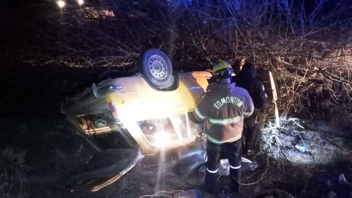 Под Днепром ВАЗ слетел в кювет и перевернулся: погибла женщина