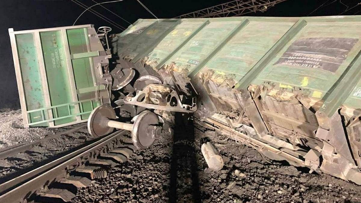 Под Днепром грузовой поезд сошел с рельсов: как ходят пассажирские поезда