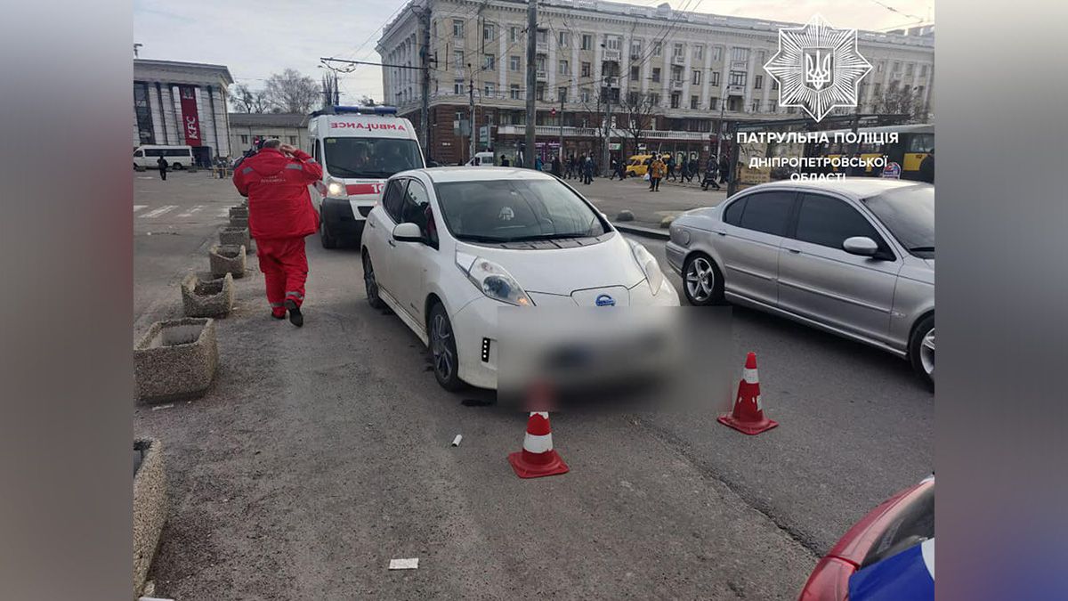 "Ну все, я поехал": в Днепре водитель Nissan зажал стеклом руку полицейского и уехал, потянув его за собой