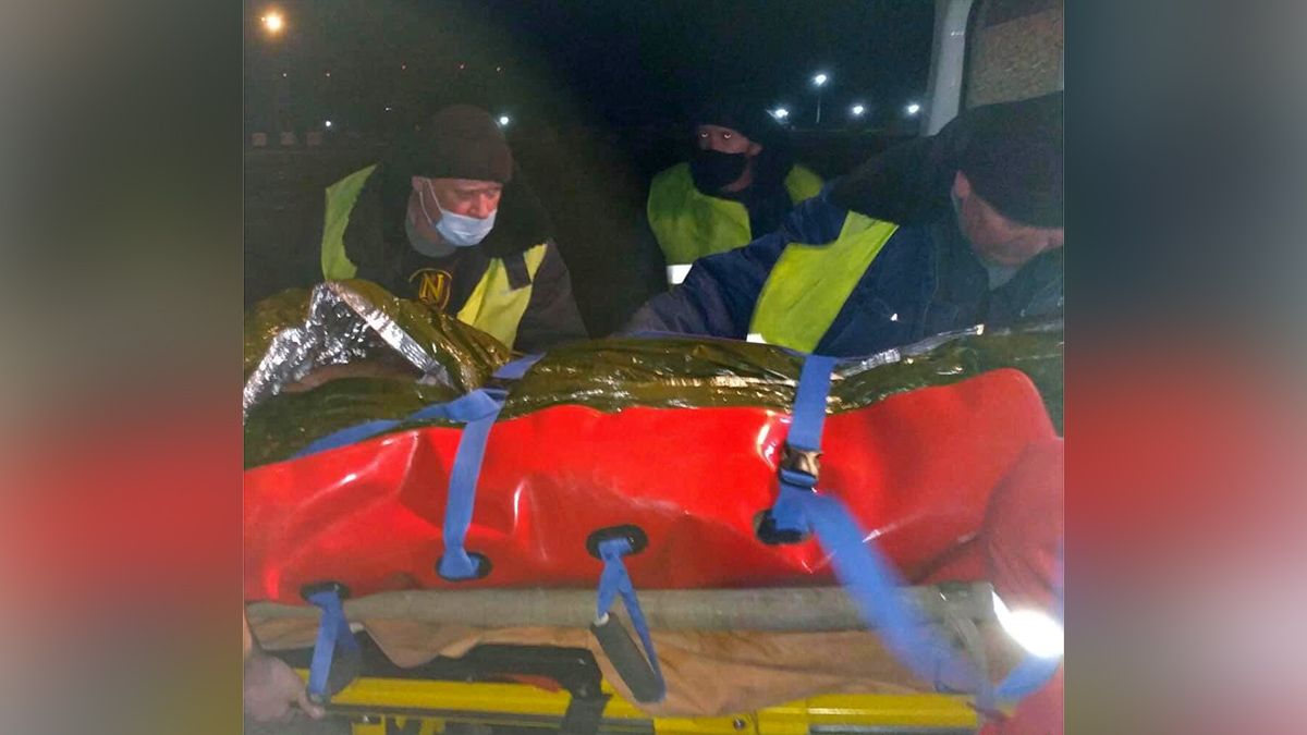 В Днепр на вертолете доставили бойца в тяжелом состоянии