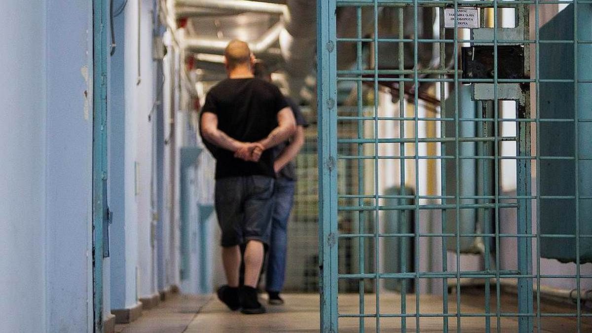 В Днепре мужчина, находясь в исправительном центре за мошенничество, продолжал "разводить" людей на деньги