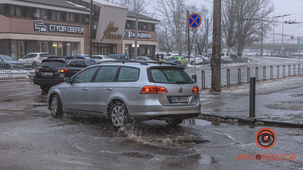 В центре Днепра под лужей "спряталась" яма