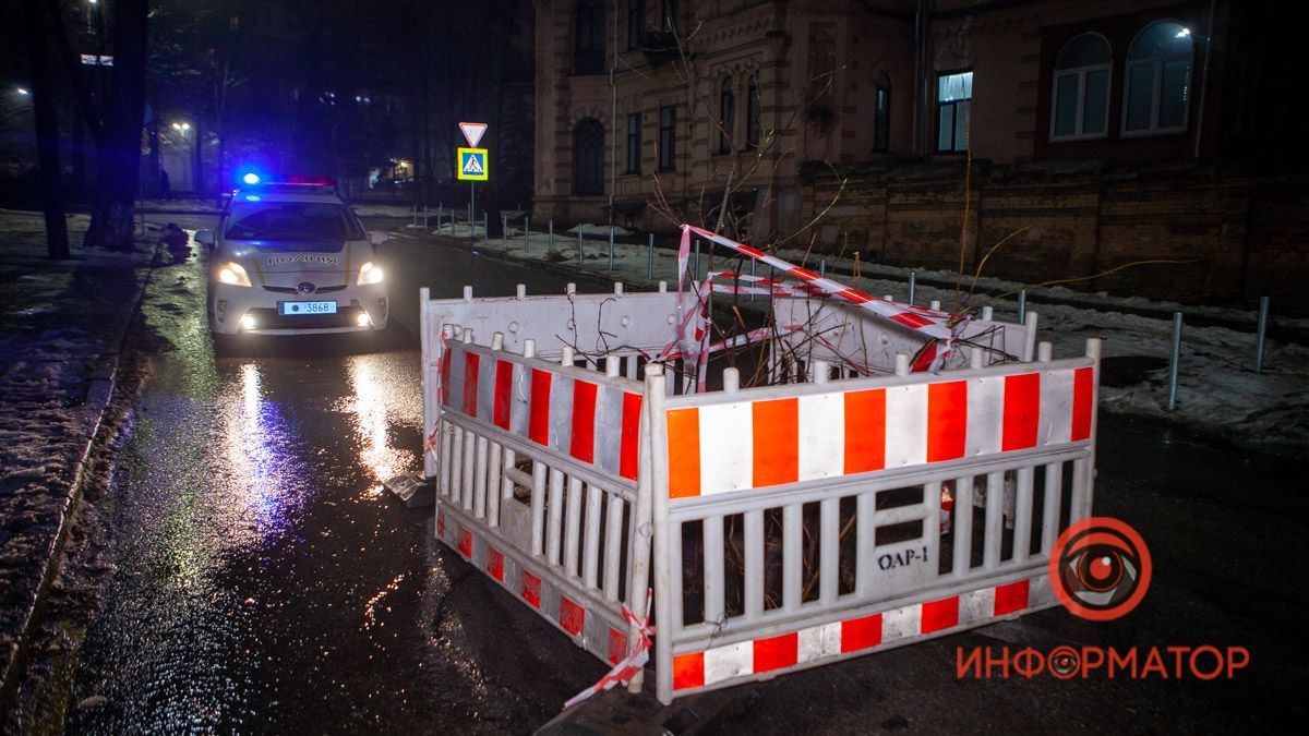 В Днепре на Крутогорный спуск приехали коммунальщики: яму оградили