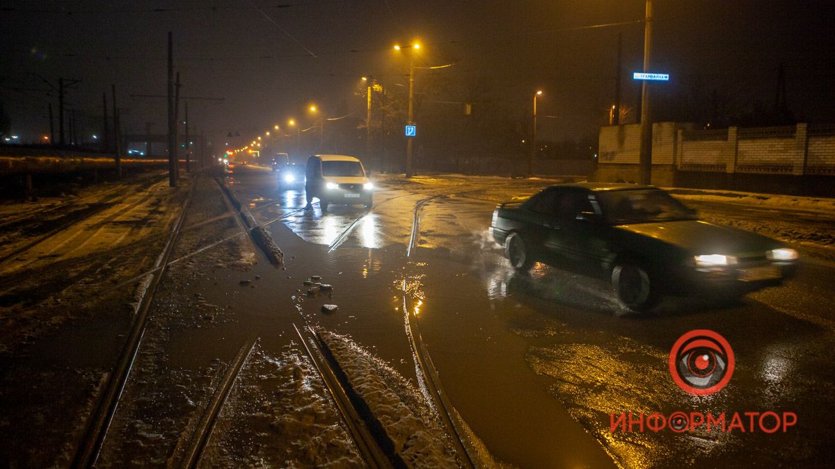 В Днепре на Каруны четыре автомобиля попали в лужу и повредили колеса