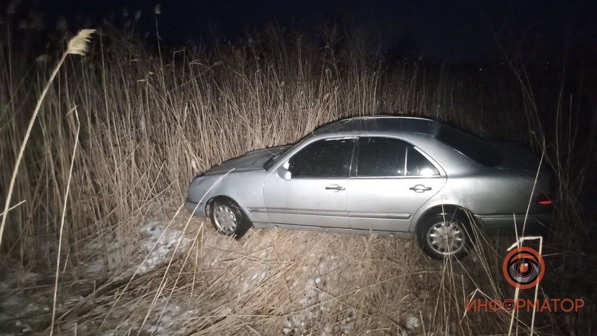 В Днепре на Широкой пьяный водитель Mercedes слетел в кювет