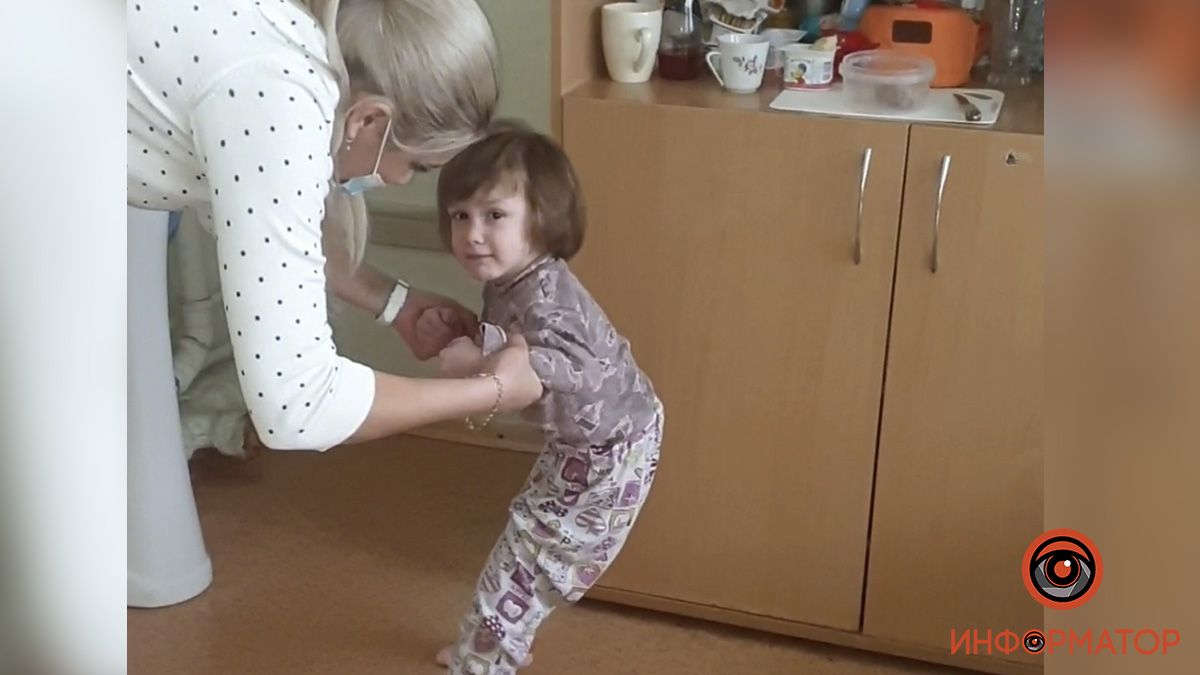 4-летняя девочка, пострадавшая в пожаре в Днепре, снова может ходить