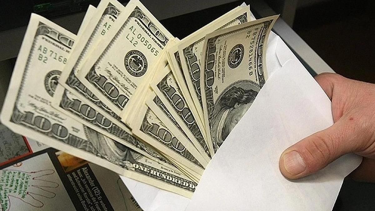 В Днепре мужчина пытался дать взятку, чтобы откупить свою сожительницу-наркоторговку