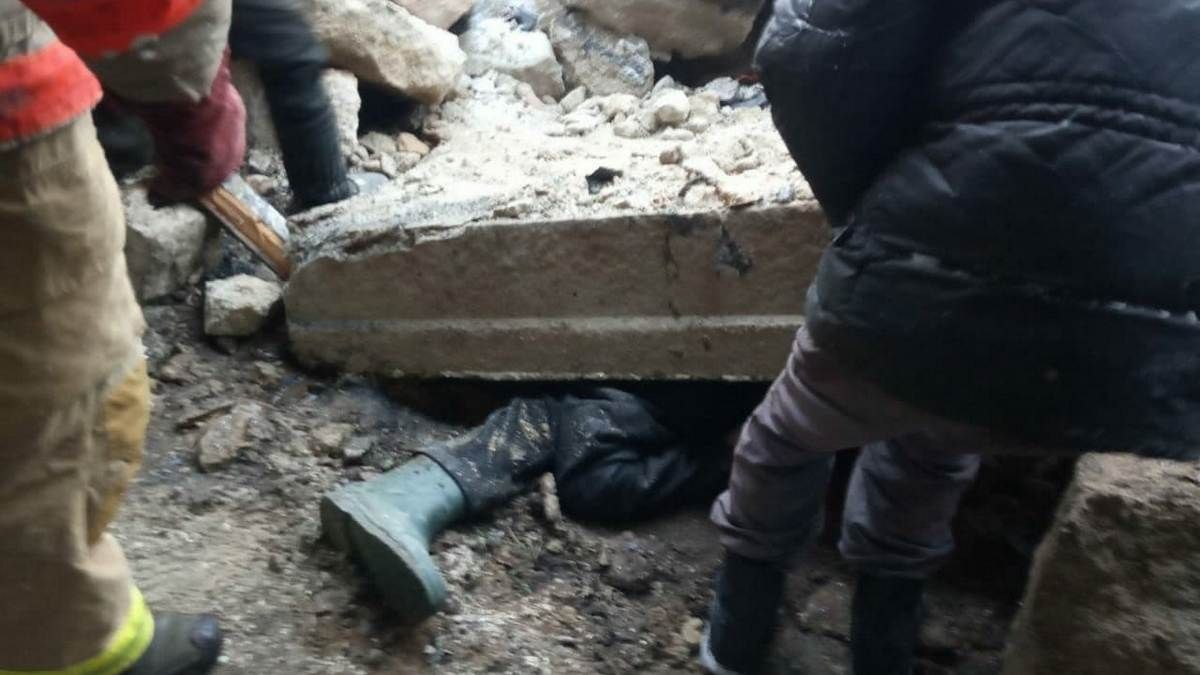 В Днепропетровской области на мужчину упала бетонная плита - его скорая застряла в снегу