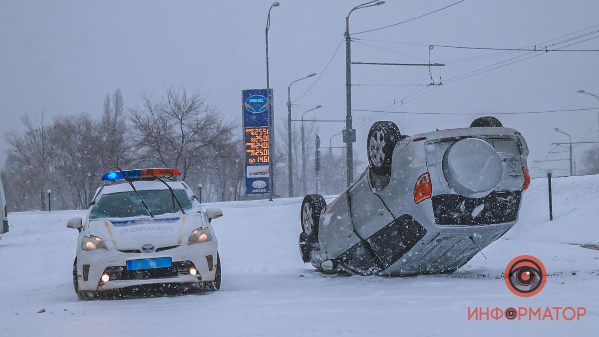 В Днепре на Набережной Заводской перевернулся Toyota Rav 4