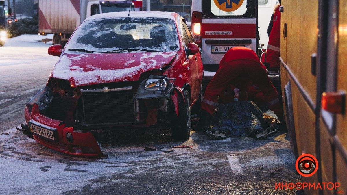 В Днепре на Победе столкнулись Chevrolet и маршрутка №107: пострадавшего откачивают