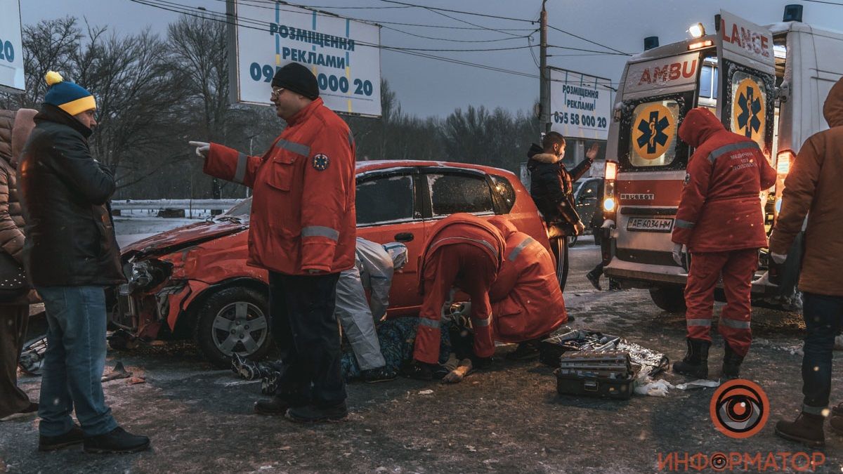 Мужчина, которого откачивали на Победе в Днепре, умер