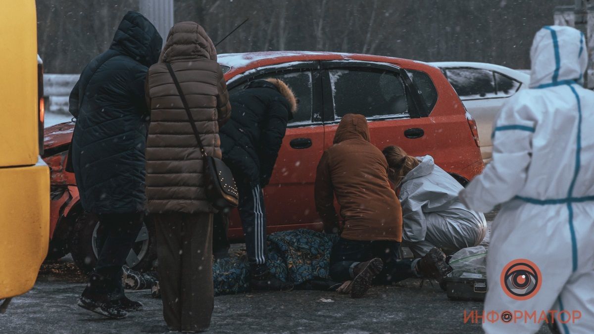 Появилось видео момента ДТП с маршруткой на Победе, где откачивали мужчину