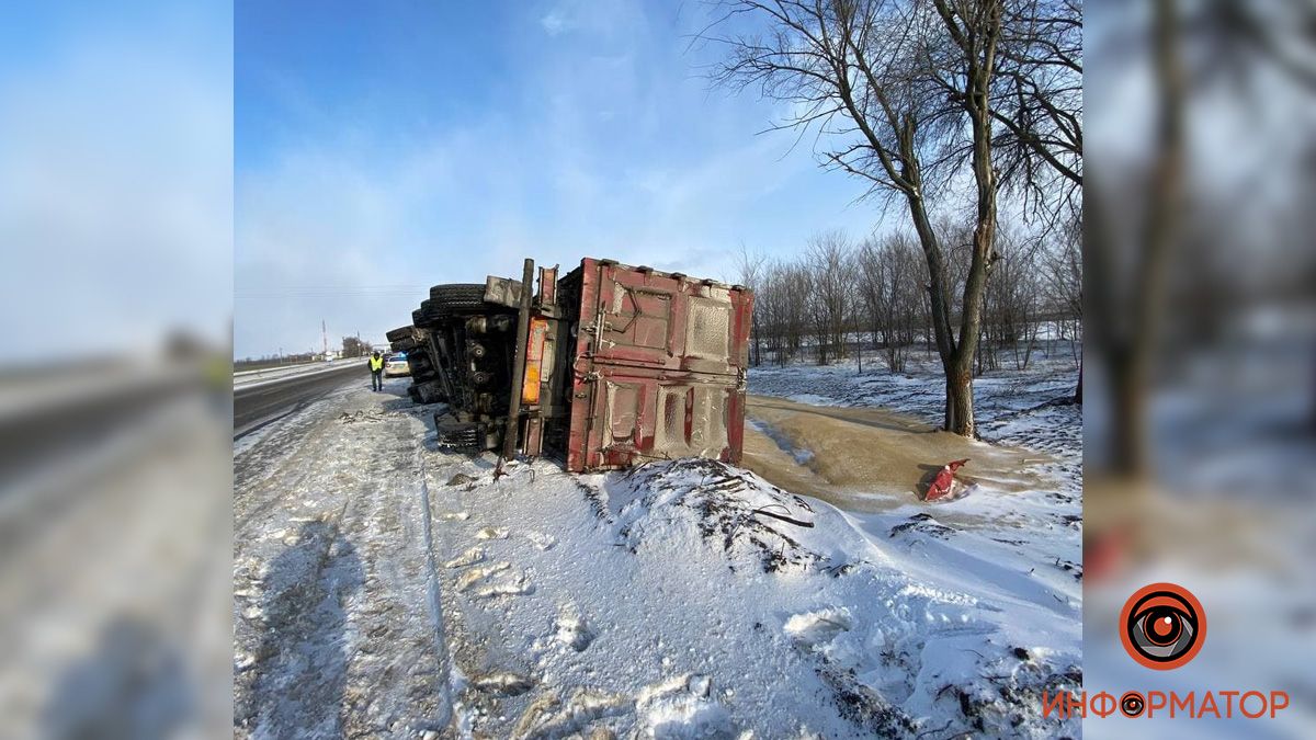 На трассе под Днепром перевернулся грузовик: зерно высыпалось на обочину