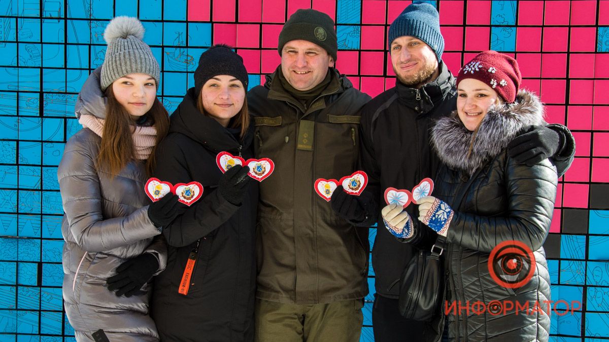 В Днепре на Короленко Нацгвардия дарила валентинки и поздравляла прохожих оркестром
