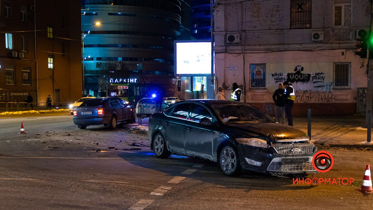 В Днепре возле «Нового центра» Skoda столкнулась с Ford: двоих пострадавших забрала скорая