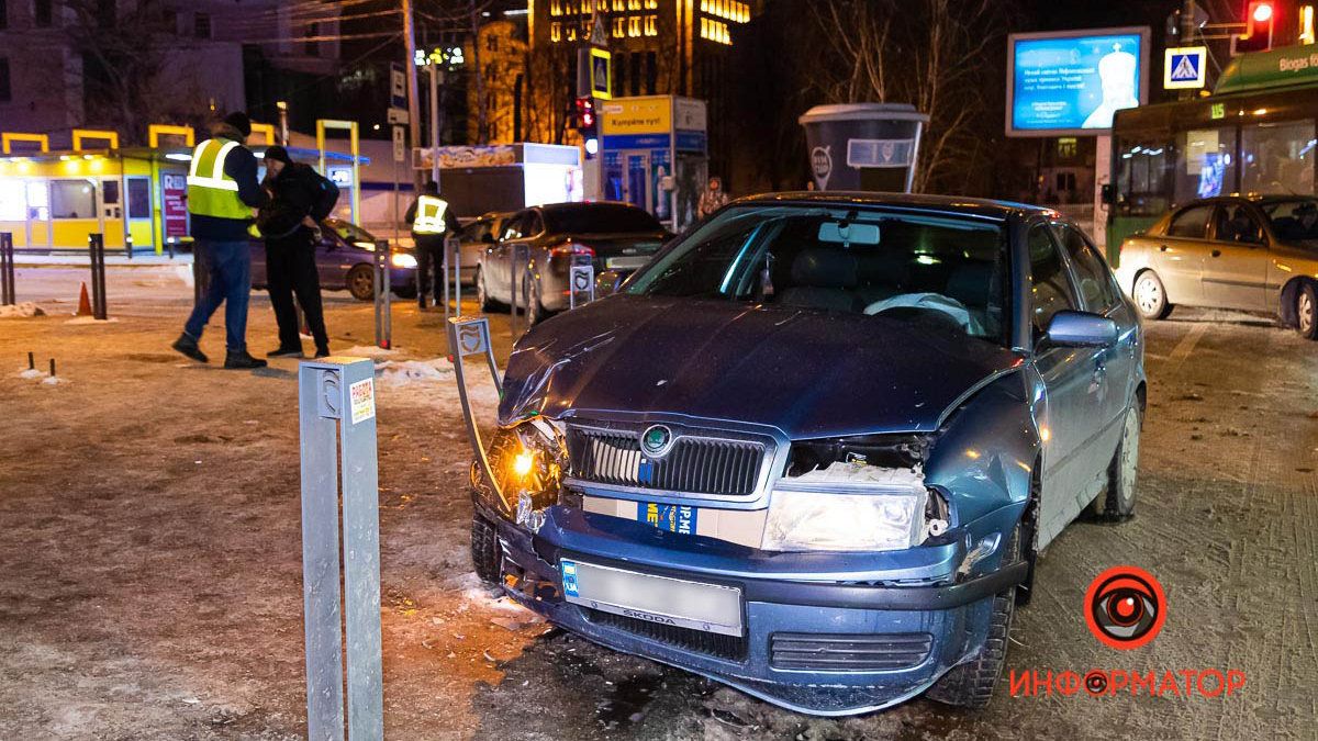 В Днепре возле «Нового центра» столкнулись Skoda и Ford: появилось видео