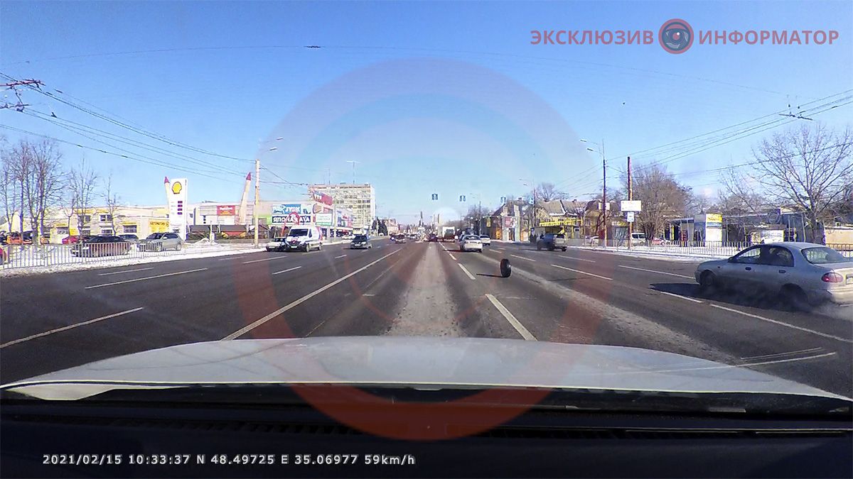 В Днепре у такси Daewoo на ходу отлетело колесо и ударило Seat: видео момента