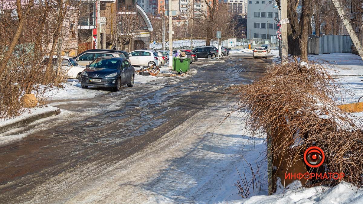 В Днепре возле стадиона «Днепр-Арена» прорвало водопровод: улицы заливает водой