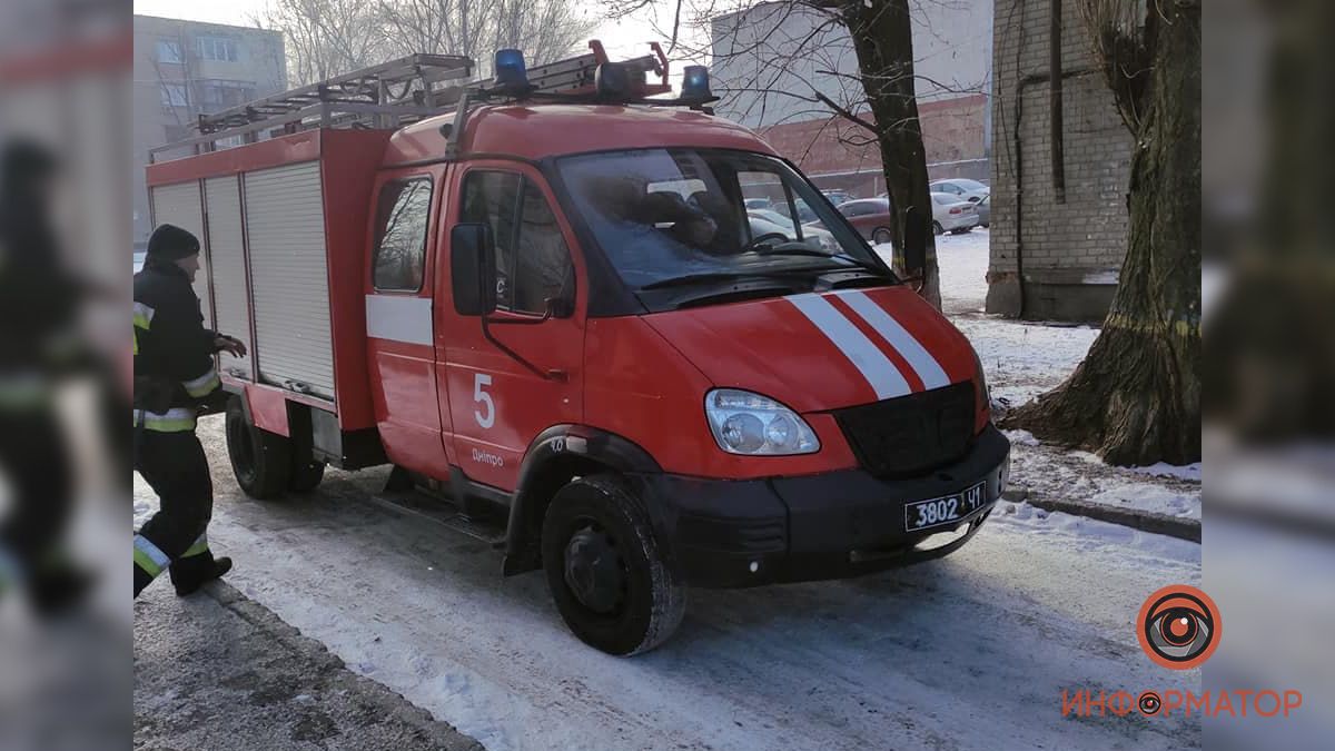 В Днепре на Титова собака упала в 2-метровый открытый люк на глазах у хозяйки